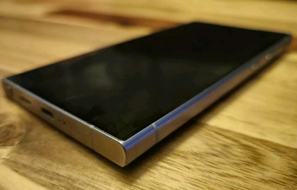 PLEASE READ Galaxy S24 Ultra 256 GB BLOCKED  FOR PARTS ONLY Black SPOT ON SCREEN - Image 3 of 4