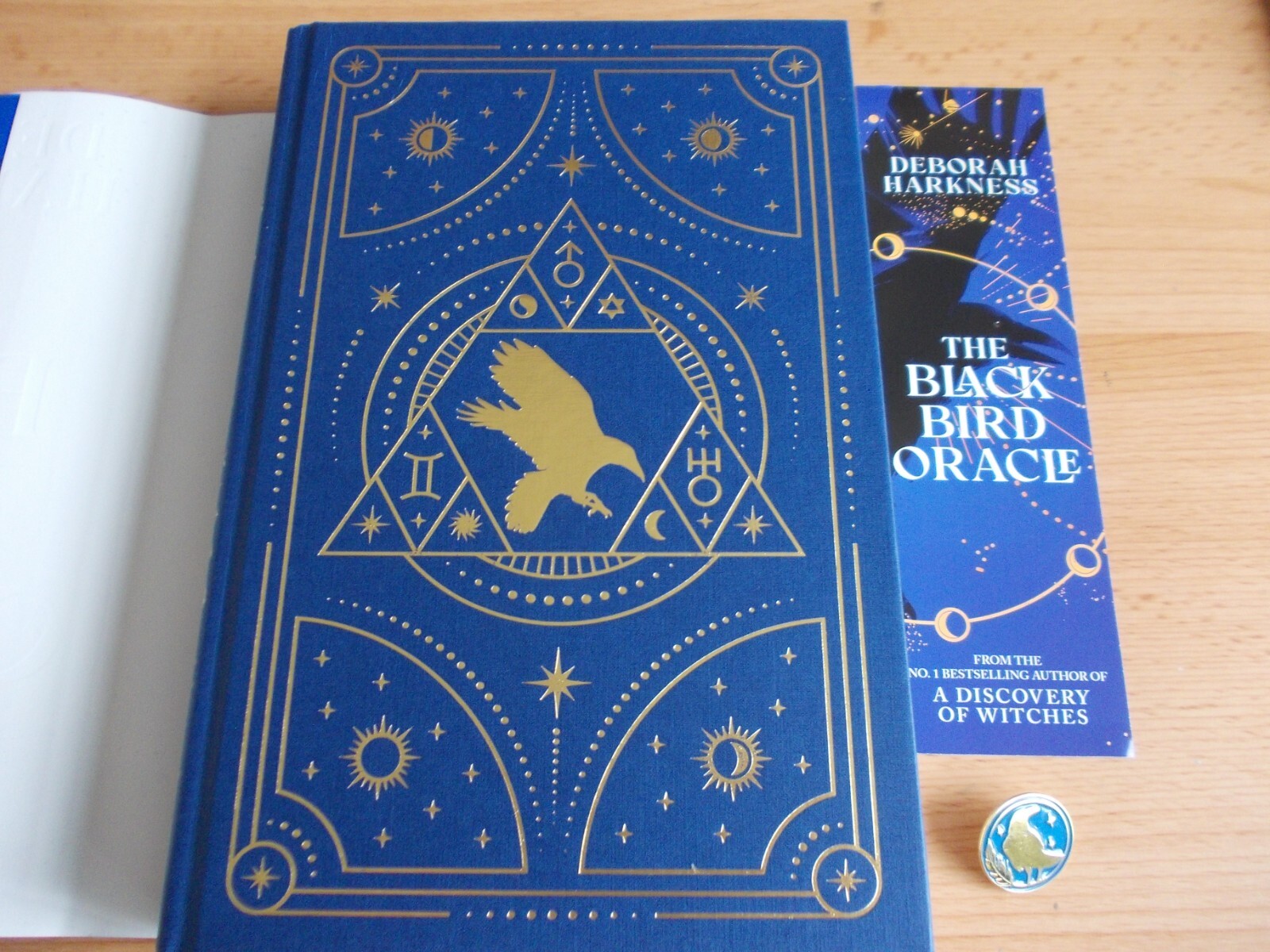 SIGNED, THE BLACK BIRD ORACLE,Deborah Harkness ,FOIL edition + BADGE + Bookmark