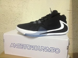 scarpe di antetokounmpo