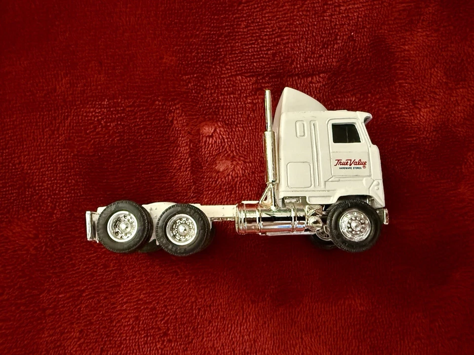 TRACTOR Y SEMIRREMOLQUE ERTL MACK COE 1/64 QUE REPRESENTA “HERRAJES DE VERDADERO VALOR” Foto 3 de 4