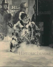 1983 Press Photo Milwaukee firefighter covered in foam at Teutonia Avenue