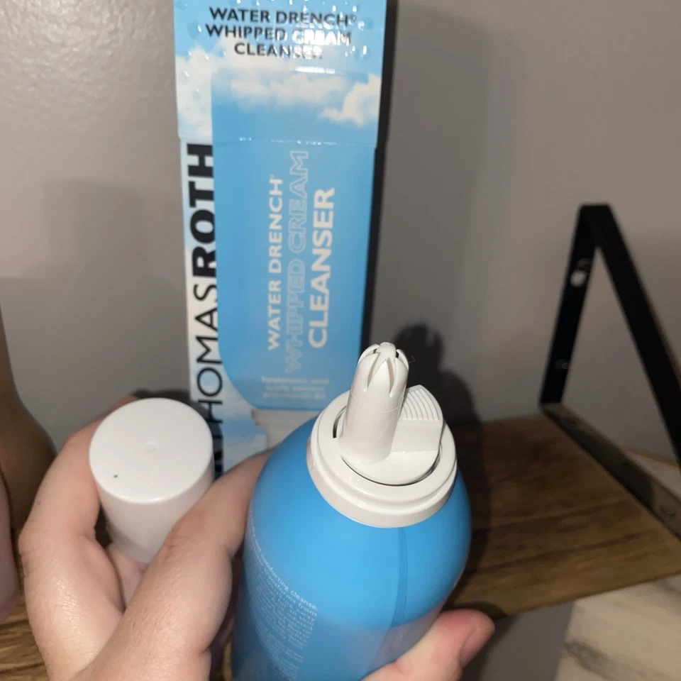 Limpiador en crema batida Peter Thomas Roth Water Drench Foto 3 de 4