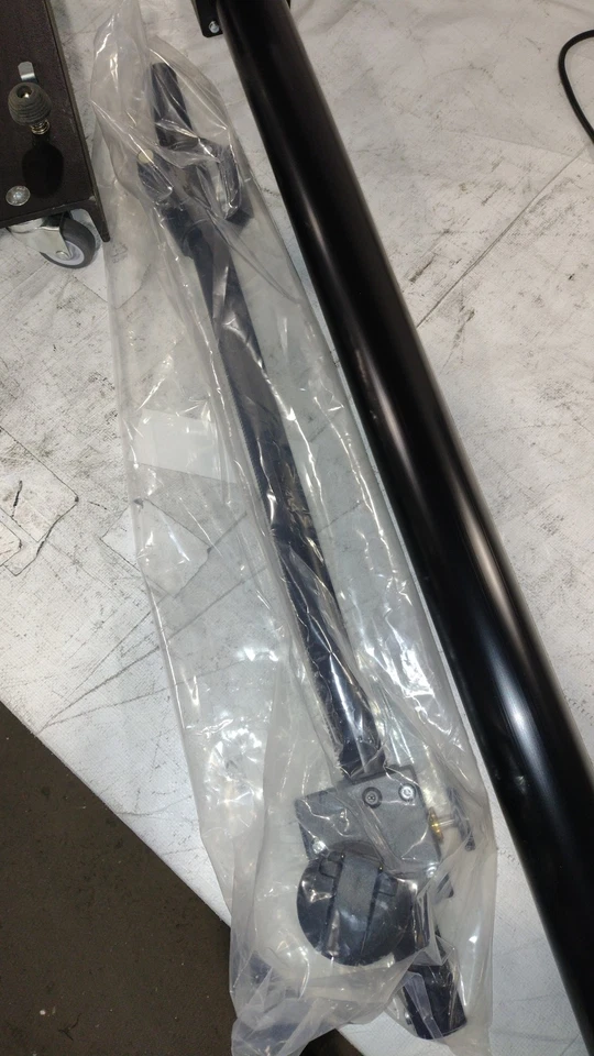 Soporte para cámara Manfrotto 806 Mini Salon 190 con brazo cruzado contraequilibrado (negro) Foto 3 de 4