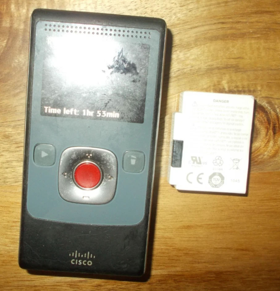 Flip UltraHD U32120 Video Camera 8 GB 2 Hours Black USED - FOR PARTS ONLY !!! - Image 2 of 4