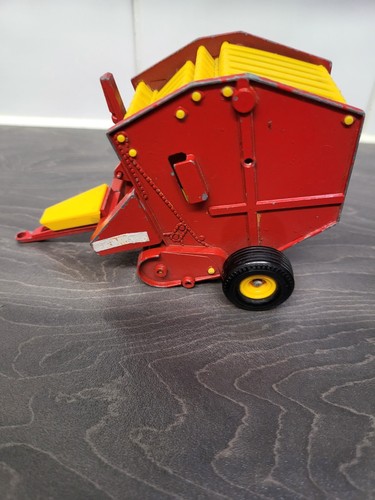 Vermeer Hay Baler TOY FIGURE Farmhand Red YELLOW 1981 Britain METAL VINTAGE RARE - Picture 3 of 23