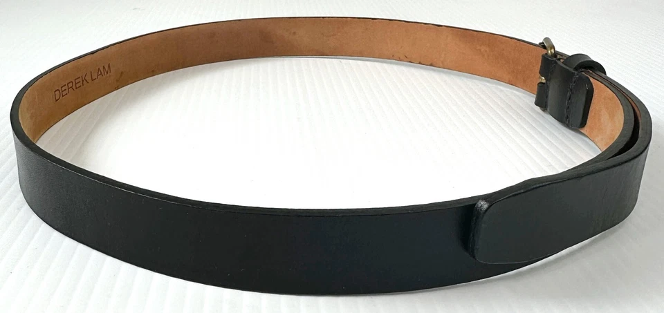 Cinturón básico clásico ajustado con hebilla de latón de cuero negro DEREK LAM 44 30"-34" mediano Foto 3 de 4