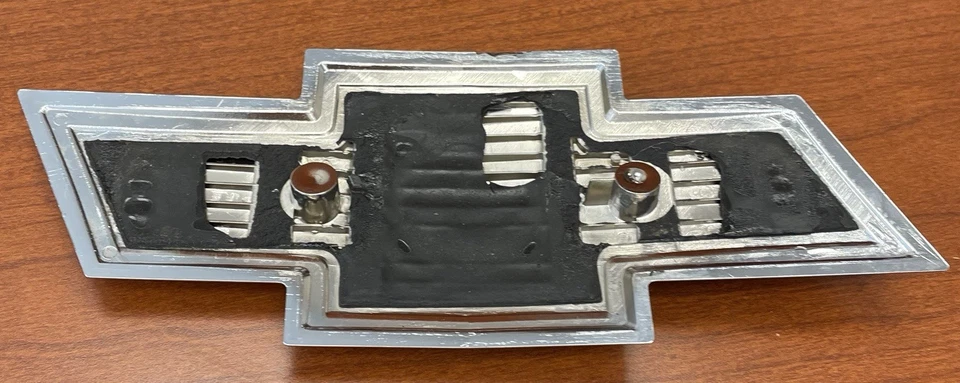 Chevrolet Trailblazer 2006-2009 Uplander 2005-2008 emblema delantero OEM 20831223 Foto 3 de 4