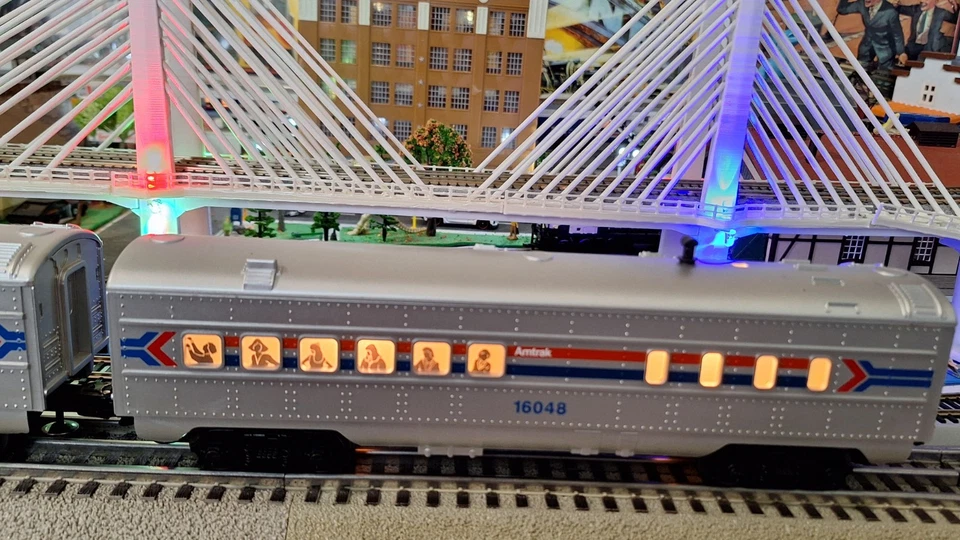 Lionel O Gauge Amtrak Baggage Car 6-16033 & Passenger Car 6-16048 Lighted 11" - Image 3 of 4