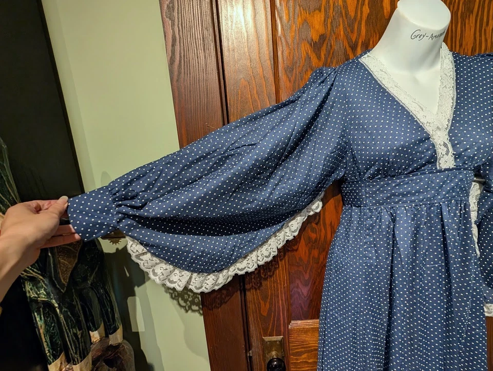 VESTIDO PRADERA AÑOS 70 de colección azul marino blanco encaje lunadote maxi manga obispo se adapta a XS C Foto 4 de 4