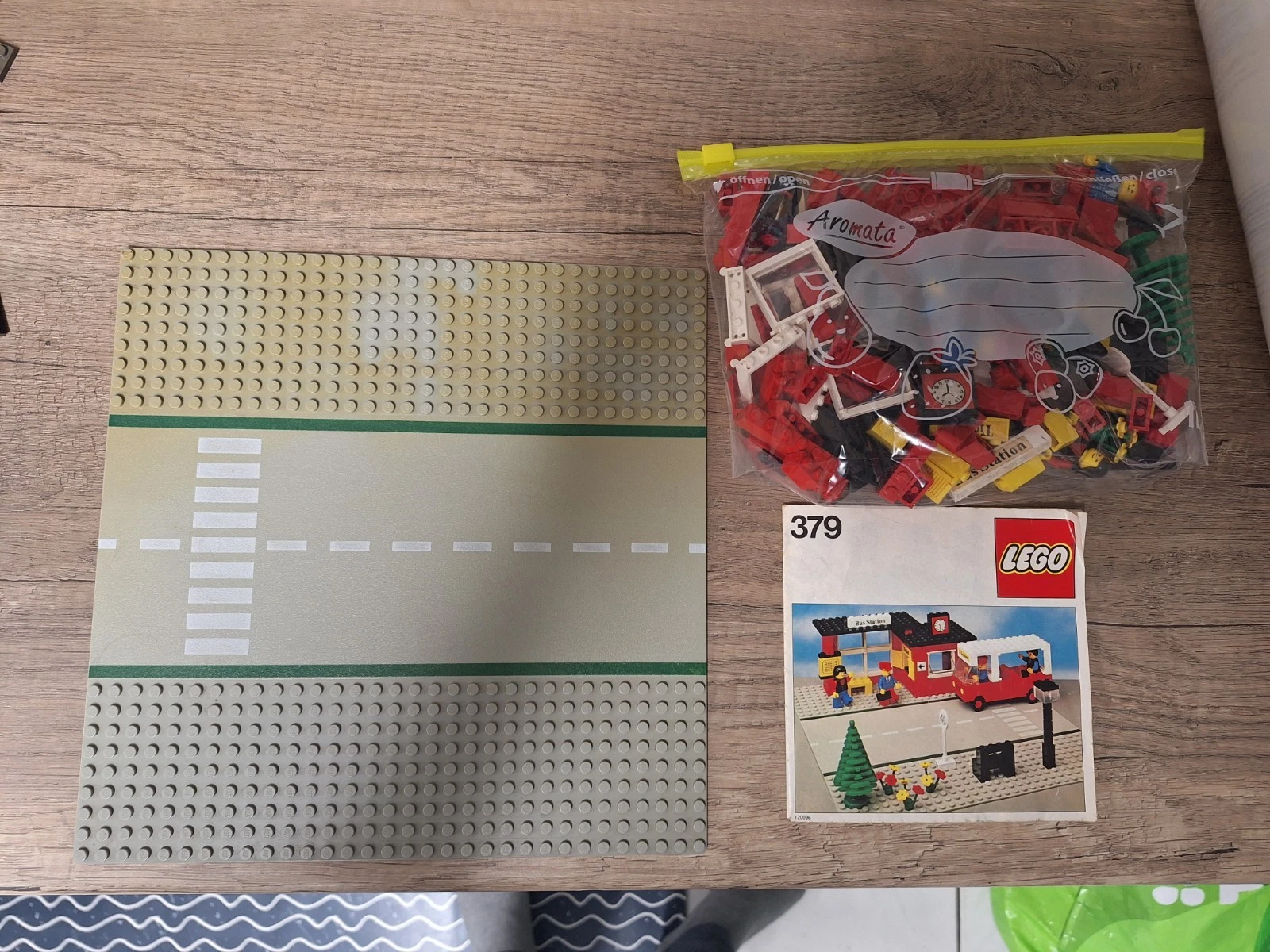 Vintage Lego Town set 379-1 Bus Station 100% complete from 1979 + instructions!