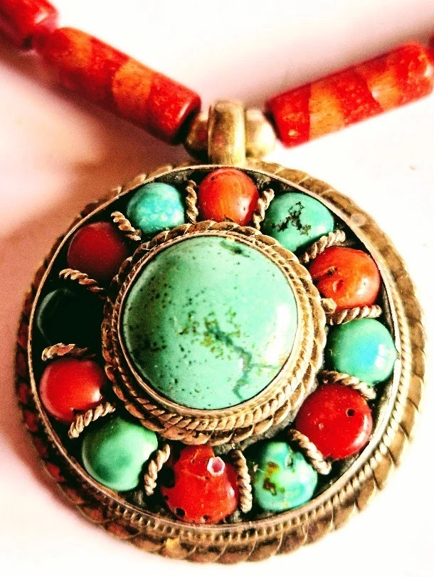 Nepalesische Endloskette mit großem Amulett - mit Korallen-Türkisen-Silber - Bild 2 von 4