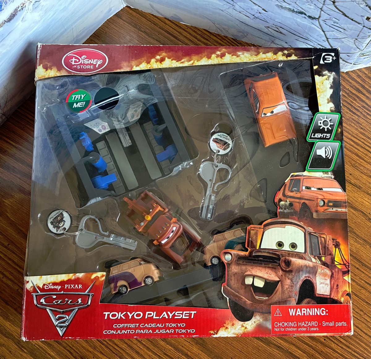 Disney cars 2点セット DISNEY CARS 2 Key Chargers Launch TOKYO PLAYSET 2011 Disney Store