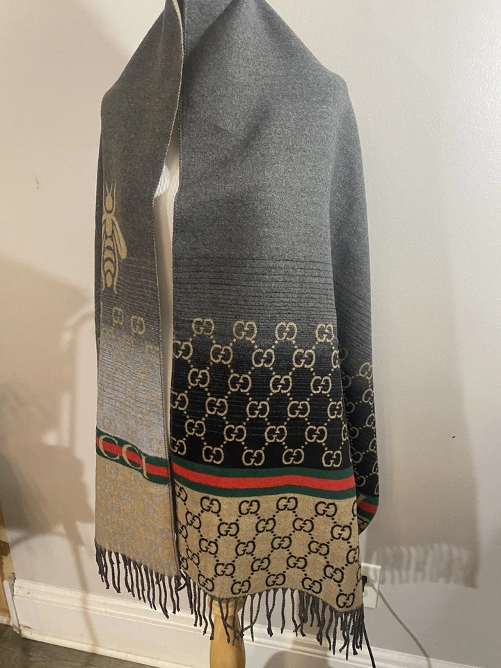Gucci Mujer Invierno Logo Cachemira Bufanda Negro y Rojo, Gris Diseño Reversible Foto 2 de 4