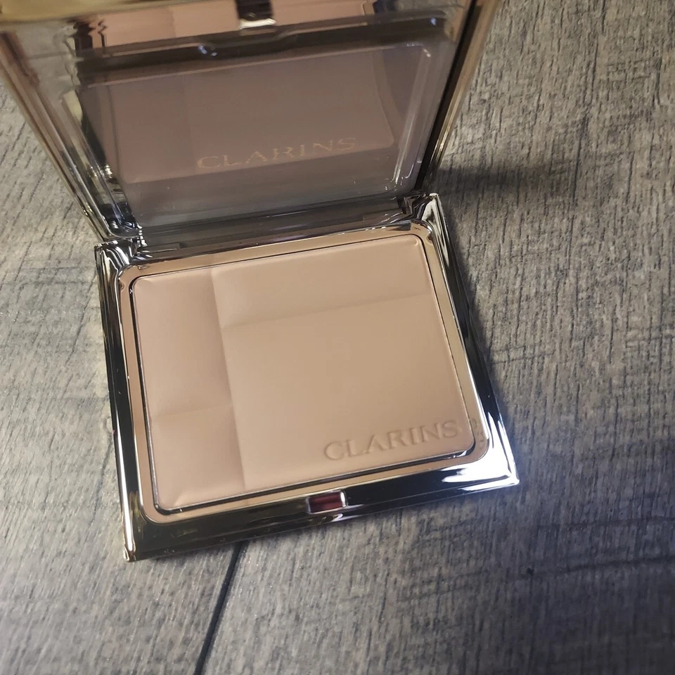 Clarins Ever Matte Shine Control Mineral Powder Compact 03 TRANSPARENT WARM - Image 2 of 4