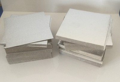 25 x 3'' Zoll 7,5 cm QUADRATISCH SILBER DÜNN Kuchen Karten Schnittkante Bretter SUGARCRAFT 