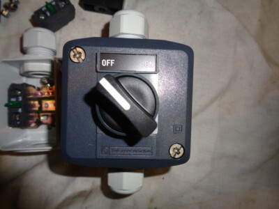 ON / OFF SWITCH- TELEMECANIQUE- 240 VOLTS - 3 AMPS - WITH FIXING BOX ...
