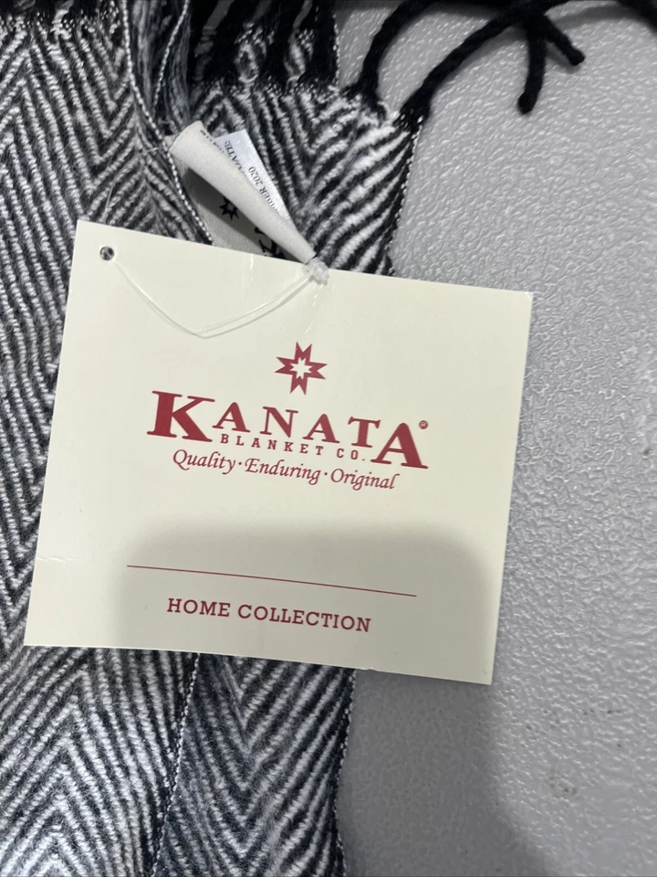 Manta blanca y negra Kanata Blanket Co. Foto 2 de 4