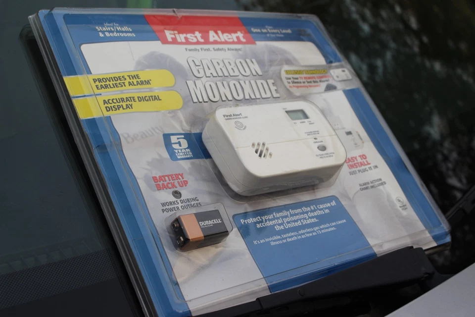 FIRST ALERT CARBON MONOXIDE ALARM ~ MODEL FCD4 BRAND NEW FACTORY SEALED - Image 2 of 4