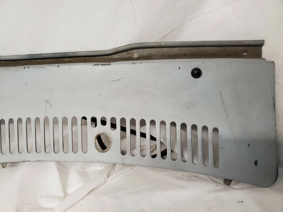 1981 - 1985 Mazda RX7 Wiper Cowl Vent Panel Foto 4 de 4