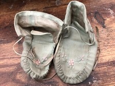 Vintage CLOTH Baby Shoes EMBROIDERED Flowers