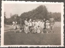 vint. original Ph. many Children with attractive Carnival Costumes Flowers 1940