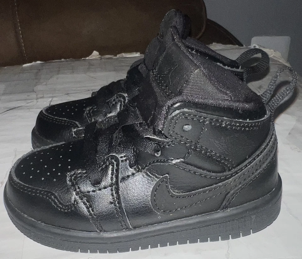 Jordan 1 Mid Zapatos Juveniles Talla 6C Niños Negro Triple Negro 640735-090 Tenis Foto 4 de 4