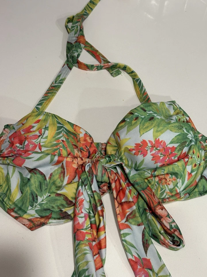 Traje de baño de bikini floral halter top en mujer talla 32 DDD/E de Asos Foto 4 de 4