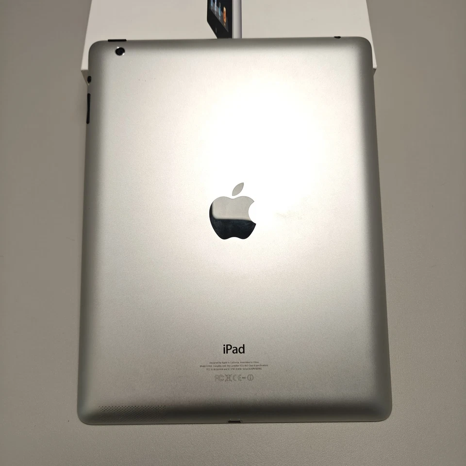 Apple iPad 4th Generation 9.7 Inch Tablet Wifi 16GB - Excellent Condition - Image 3 of 4