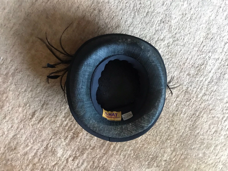 Sombrero de fibra natural My Hat Gywther-Snoxells sombrerería inglesa plumas de pájaro negro Foto 2 de 4