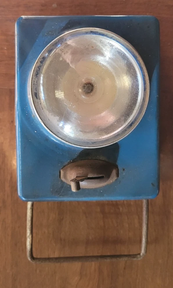 Bouchent Vieille Lampe De Poche En Métal Sur Fond En Bois | Photo Premium