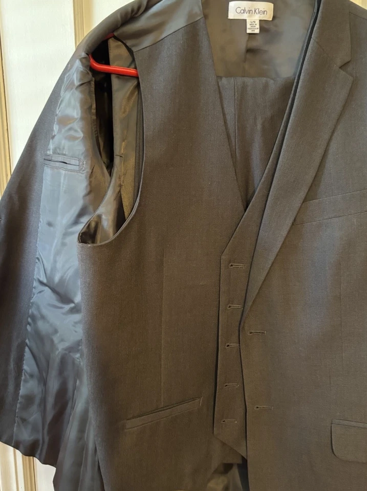Men’s Calvin Klein 3 Piece Suit 34x30 - Image 2 of 4