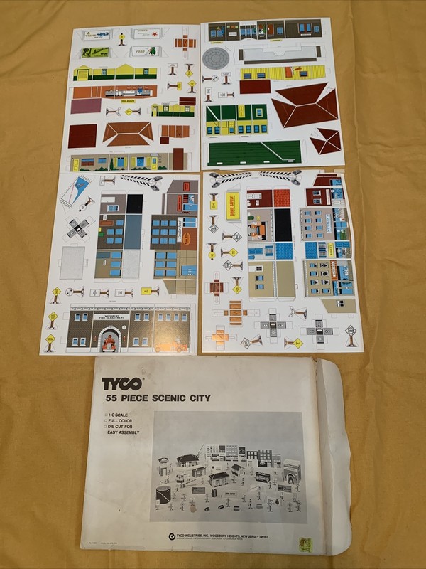 Vintage Tyco HO SCALE TRAINS 55 PIECE DIE CUT SCENIC TRAIN CITY CARDBOARD