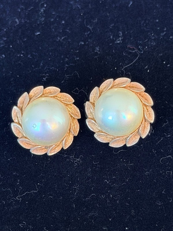 Vintage Majorica Pearl Clip Earrings Gold Laurel Wreath Spain Signed