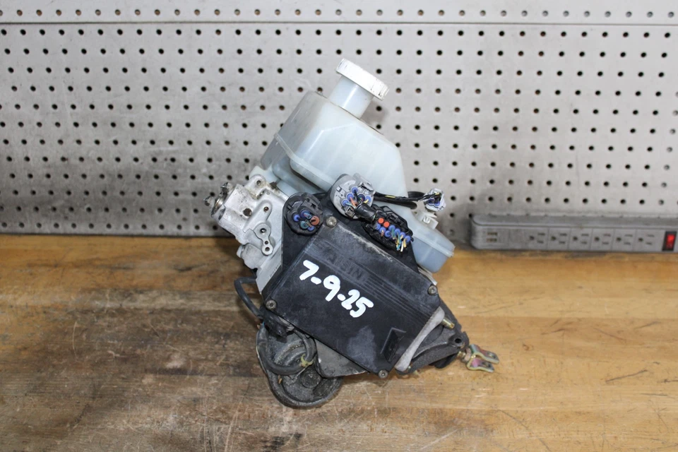 01-02 Mitsubishi Montero Limited ABS Brake Pump Module MR527590 / MR407202 - Image 2 of 4