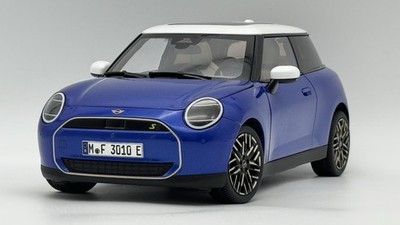 MINI Cooper SE Blazing Blue TSM-Model 1:18 - WIE NEU!!