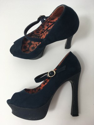 next navy heels