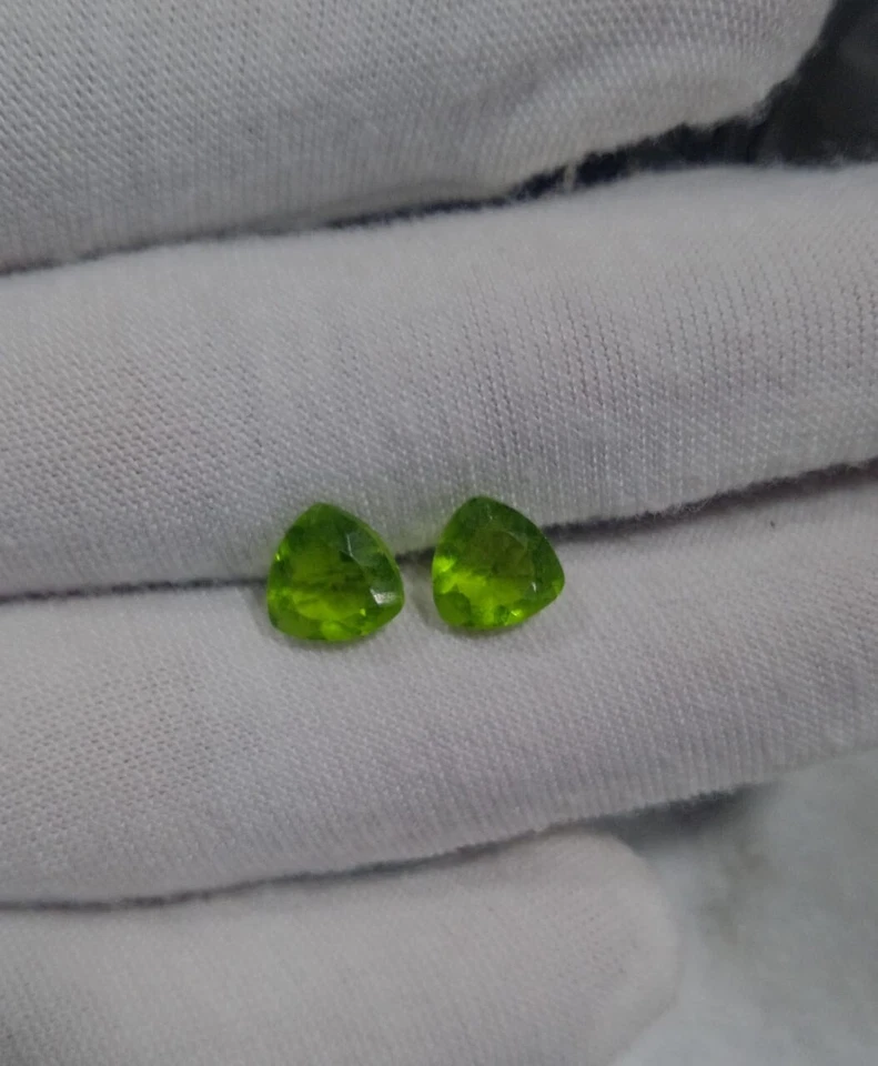 Lote com 1 peça de pedra solta peridoto simulado corte trilhão joias femininas para fabricação de 7 mm - Imagem 3 de 4