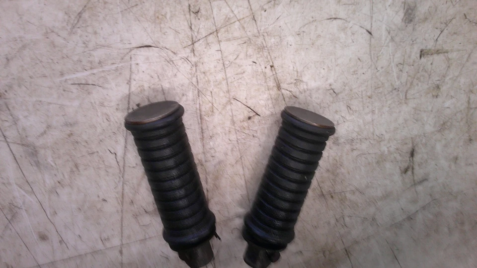 Reposapiés trasero pasajero Suzuki GS250 T 1980-1981 Foto 3 de 4