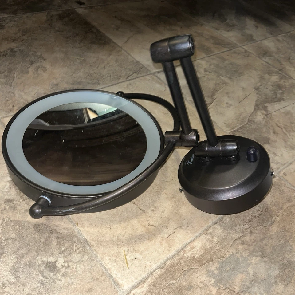 Espejo de maquillaje montado en la pared Zadro con aumento de 1X o 10X y brazo extensible Foto 2 de 4