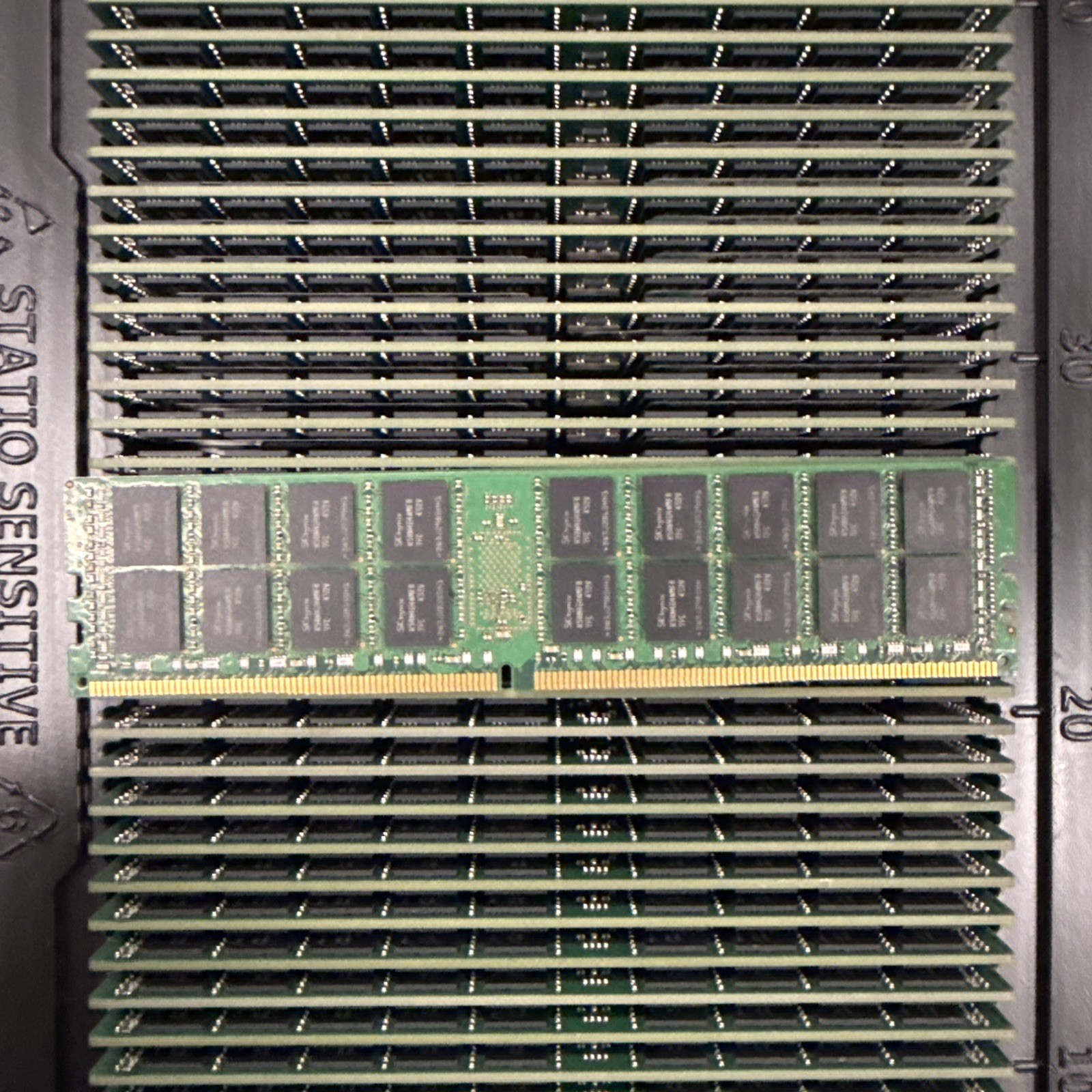 как выглядит SK Hynix HMA42GR7MFR4N-TF 16GB PC4-2133P Registered IBM Lenovo 47J0253 2RX4 фото