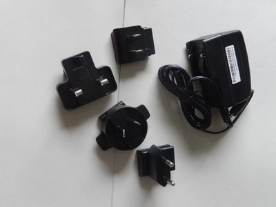 Reiseadapter DVE DSA-12CB-12 Netzteil mit 4 verschiedenen Steckeraufsätzen
