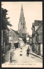 CPA Langeais, Une Vieille rue et l´Eglise 