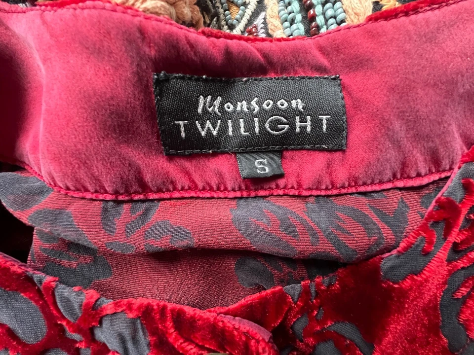 Chaqueta MONSOON Pequeña Roja y Negra Terciopelo Floral Mezcla Seda Devoré Mangas Largas Foto 2 de 4