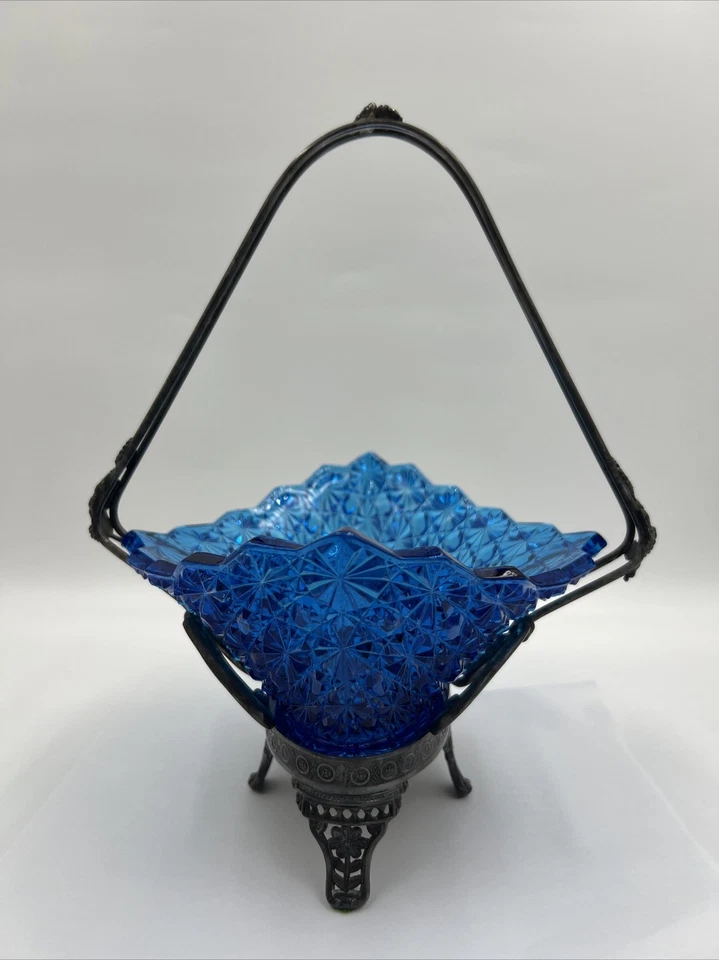 Antiguo Wm. Cesta nupcial azul con soporte plateado Rogers en forma de diamante C. 1870 Foto 2 de 4