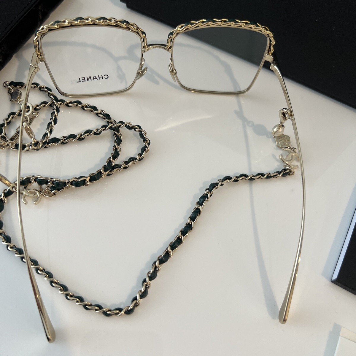 Chanel 2206-Q c. 468 54-17-140 Gold Green Leather Chain Chanel 2206-Q c. 468 54-17-140 Gold Green Leather Chain