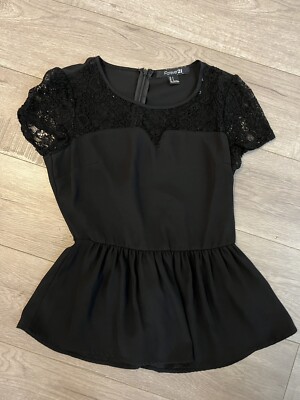 Top Dentelle Noire Forever 21 - Taille S - Occasion Très Bon état - Style Cropped Sans Manches