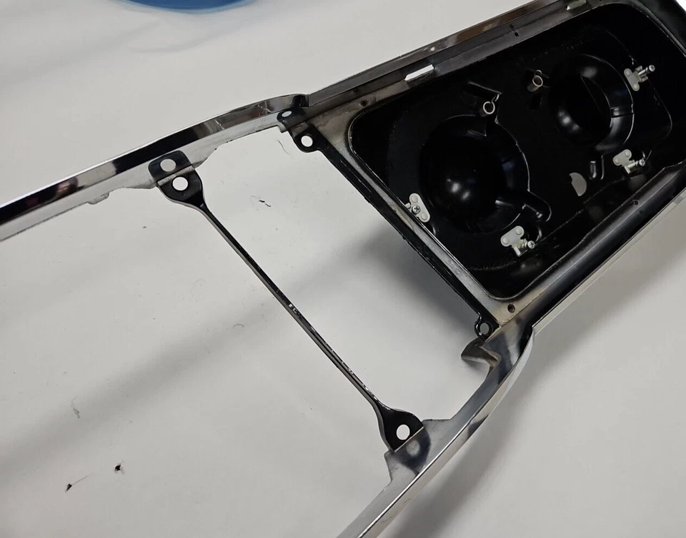 Chrysler New Yorker 300 1965 marco de parrilla lateral derecho para pasajero 2524084 nuevo en stock Foto 3 de 4