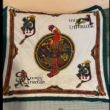 VNTG. IRISH SCARF W/colorful Celtic knot design  dark green border.