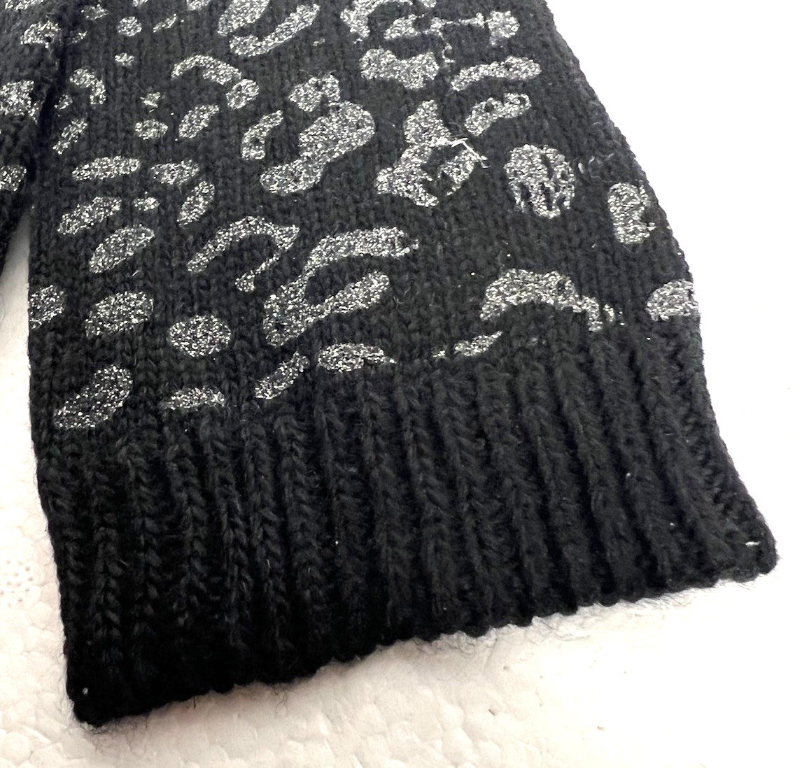 как выглядит Leg Warmers w A Silver Leopard Print Design in BLACK By CC Exclusives NWT Womens фото