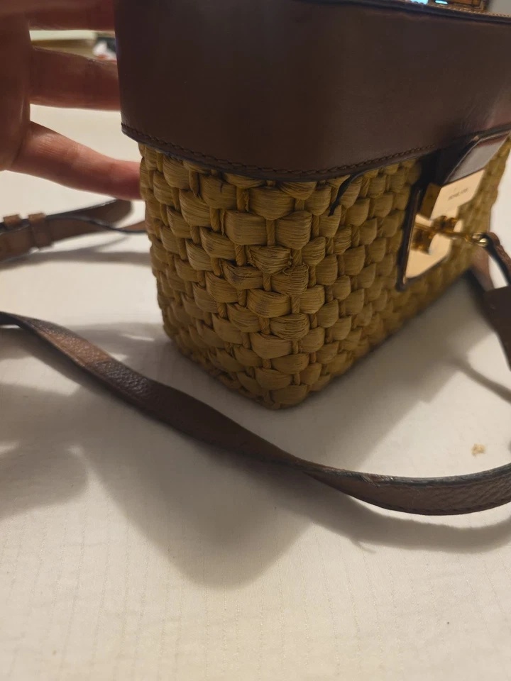 Michael Kors GABRIELLA Straw and Leather Walnut Satchel Shoulder, lock is broken - Image 4 of 4
